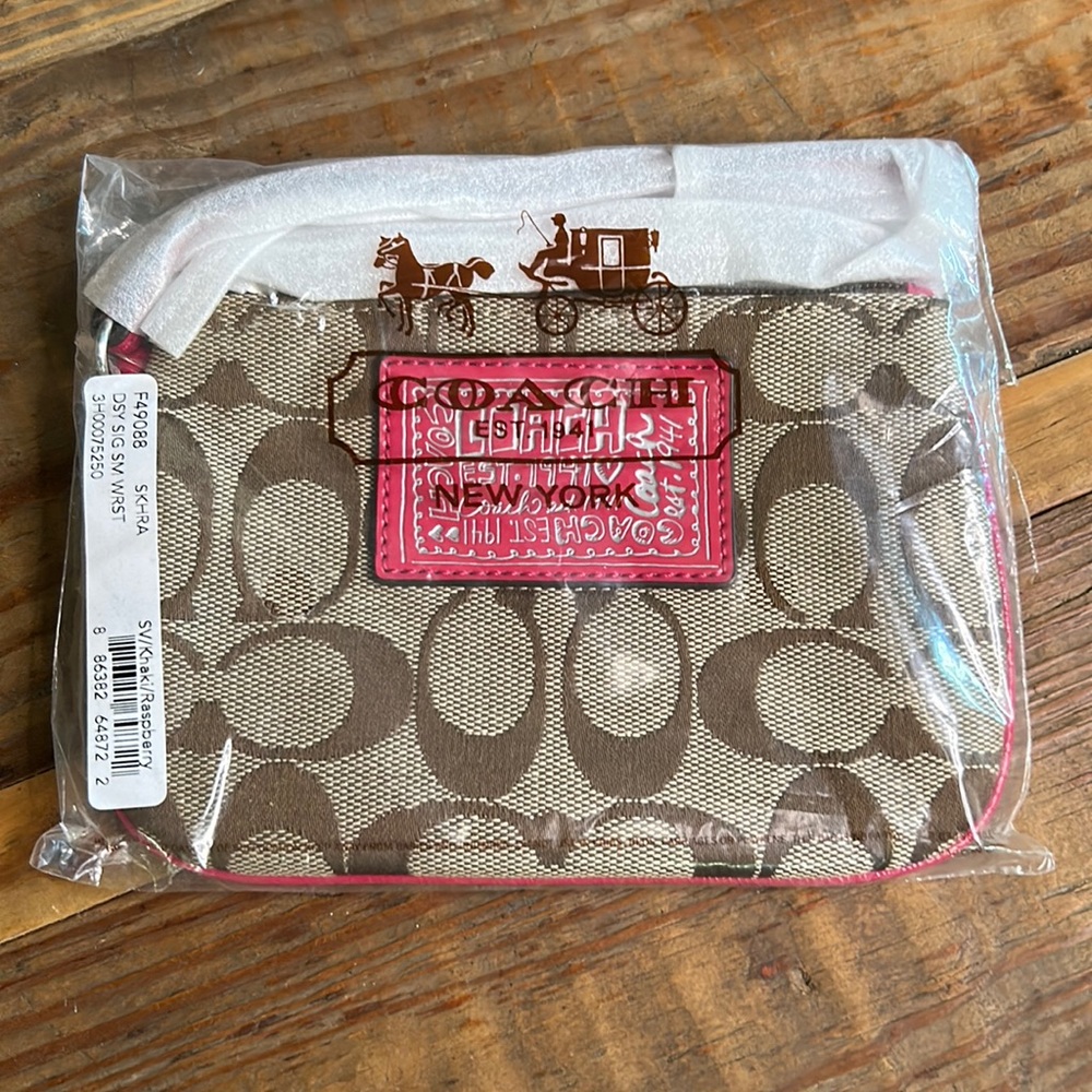 Coach signature small wristlet BNWT - Picture 1 of 10